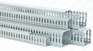 Сірий перфорований короб CETINKAYA PANO для організації кабелів у щитових системах.